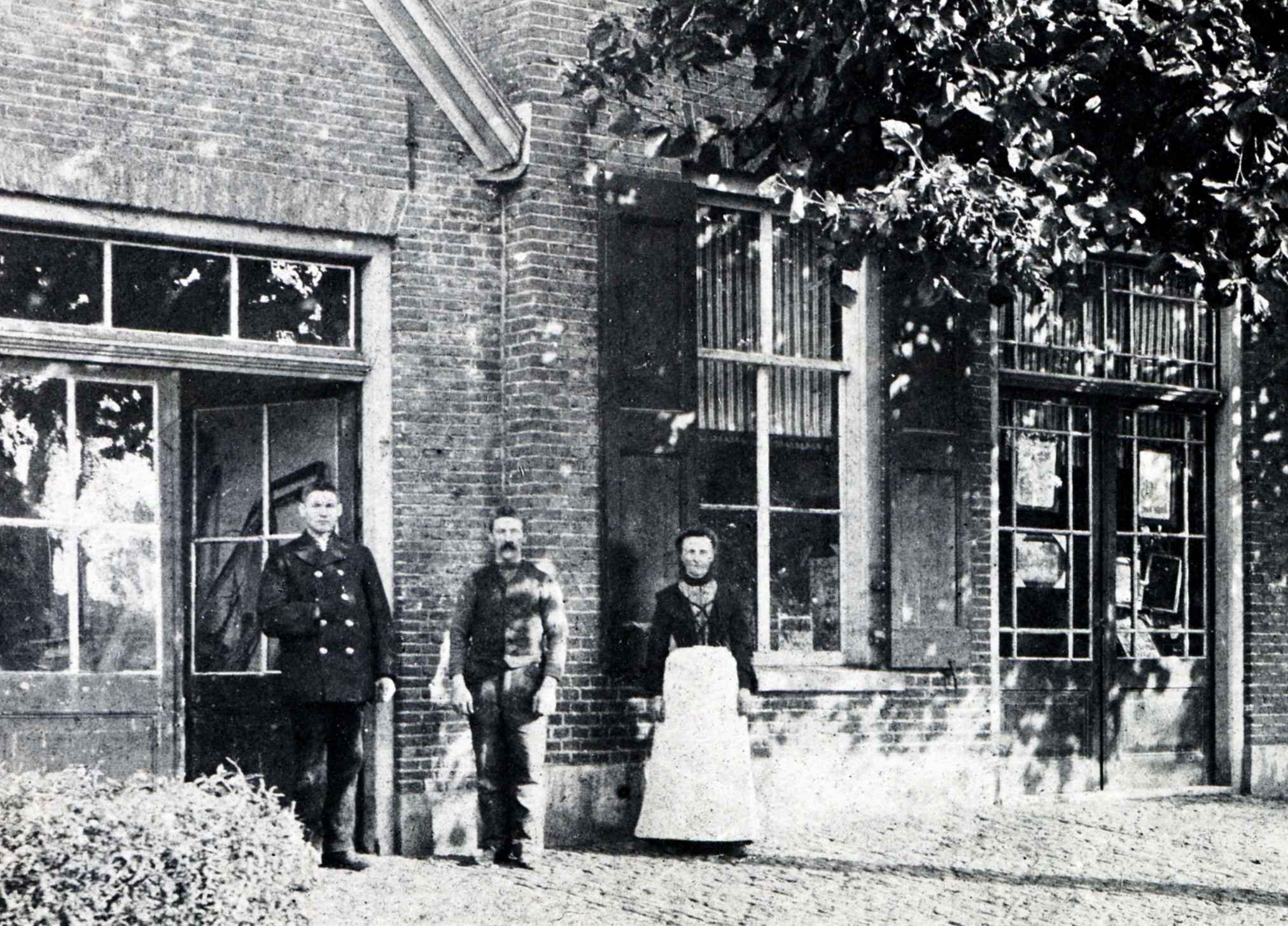 h.j._pasman_en_zijn_vrouw_voor_hun_zaak__circa_1915.jpg